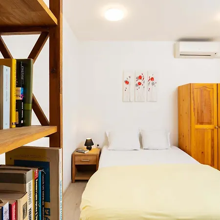 Peaceful In The Heart Of By Flat Manаger Apartman
