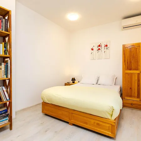 Peaceful In The Heart Of By Flat Manаger